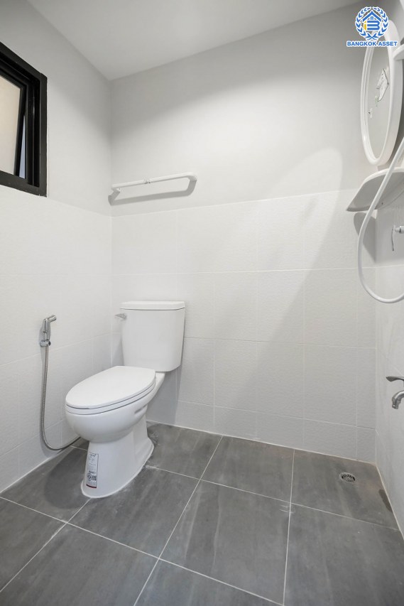 บ้านมือสองตกแต่งใหม่ แบรนด์ LH โครงการ ชัยพฤกษ์ วัดลาดปลาดุก ตอบโจทย์ทุกการอยู่อาศัย เนื้อที่ 106 ตร.ว. พื้นที่ใช้สอยมากถึง 225.5 ตร.ม. ฟังก์ชัน 3 ห้องนอน 4 ห้องน้ำ 1 ห้องแม่บ้าน จอดรถได้ 2 คัน บนทำเลดีที่สุด! ใกล้เซ็นทรัลเวสต์เกต ทางด่วน "กาญจนาภิเษก" และรถไฟฟ้าสายสีม่วง "สถานีคลองบางไผ่"